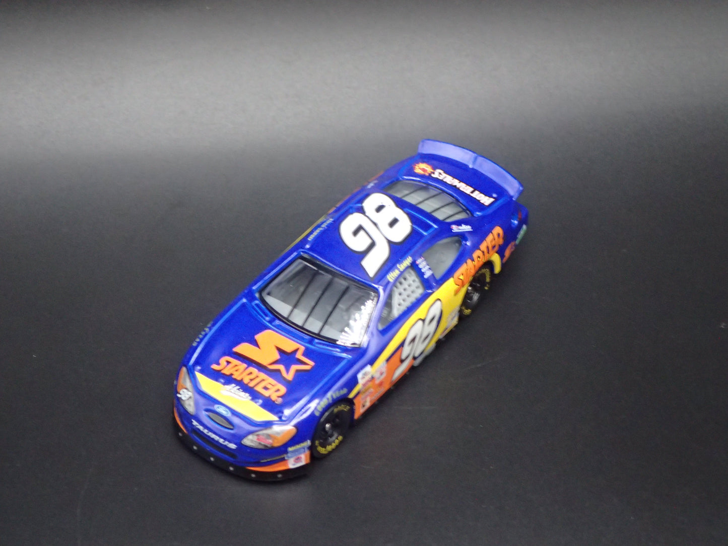 2001 01 FORD TAURUS 98 ELTON SAWYER NASCAR 1:64 SCALE DIECAST MODEL CAR