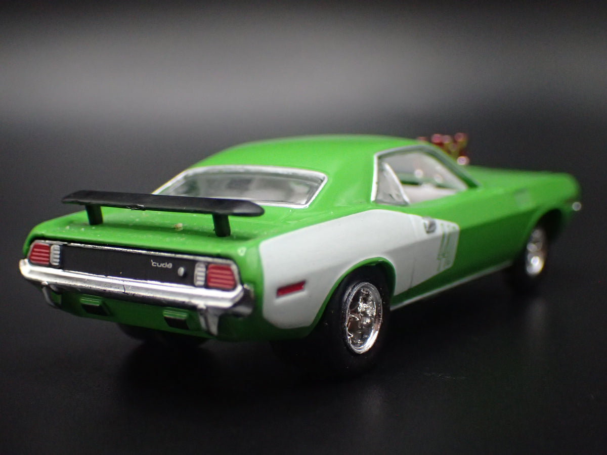 1971 71 PLYMOUTH CUDA 440 GREEN 1/64 SCALE COLLECTIBLE DIORAMA DIECAST MODEL CAR