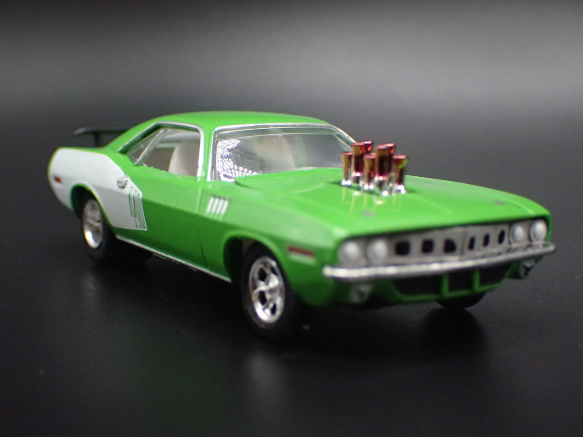 1971 71 PLYMOUTH CUDA 440 GREEN 1/64 SCALE COLLECTIBLE DIORAMA DIECAST MODEL CAR