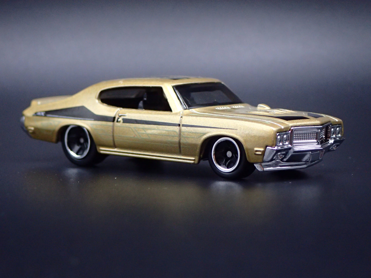 1970 70 BUICK GSX MUSCLE CAR 1:64 SCALE COLLECTIBLE DIORAMA DIECAST MODEL CAR