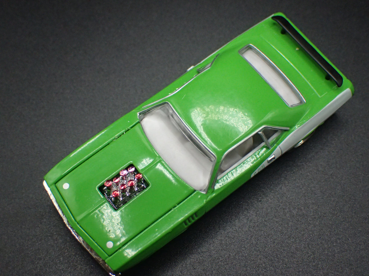 1971 71 PLYMOUTH CUDA 440 GREEN 1/64 SCALE COLLECTIBLE DIORAMA DIECAST MODEL CAR