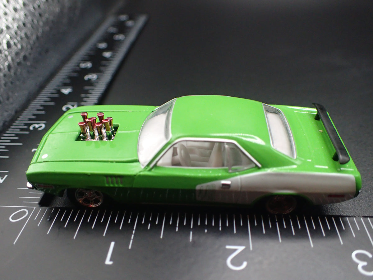 1971 71 PLYMOUTH CUDA 440 GREEN 1/64 SCALE COLLECTIBLE DIORAMA DIECAST MODEL CAR