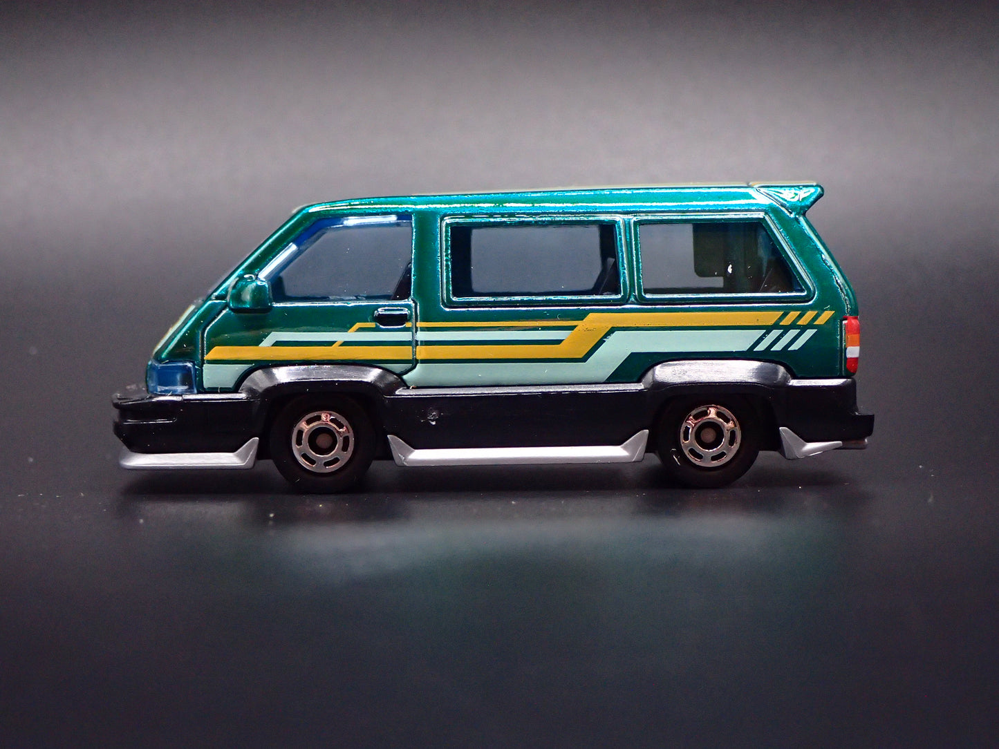 1985-1991 TOYOTA VAN GREEN 1/64 SCALE COLLECTIBLE DIORAMA DIECAST MODEL CAR