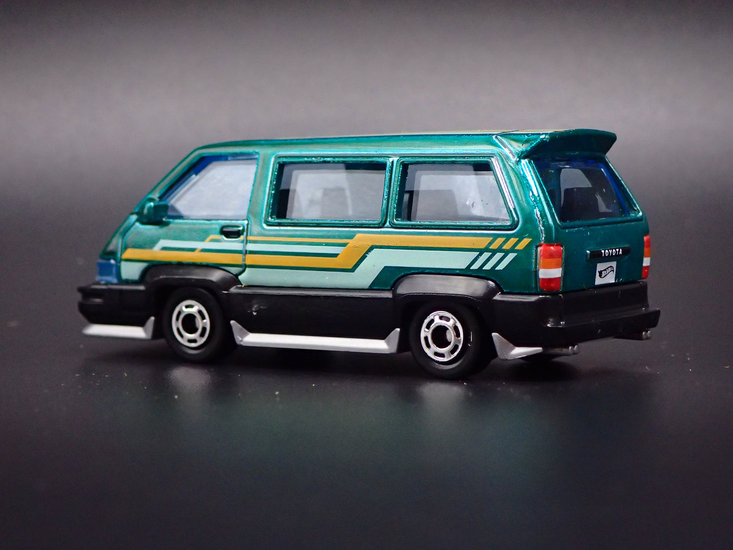 1985-1991 TOYOTA VAN GREEN 1/64 SCALE COLLECTIBLE DIORAMA DIECAST MODEL CAR