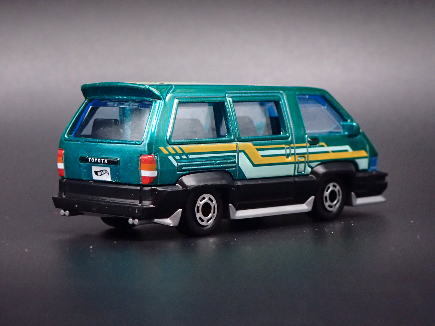 1985-1991 TOYOTA VAN GREEN 1/64 SCALE COLLECTIBLE DIORAMA DIECAST MODEL CAR