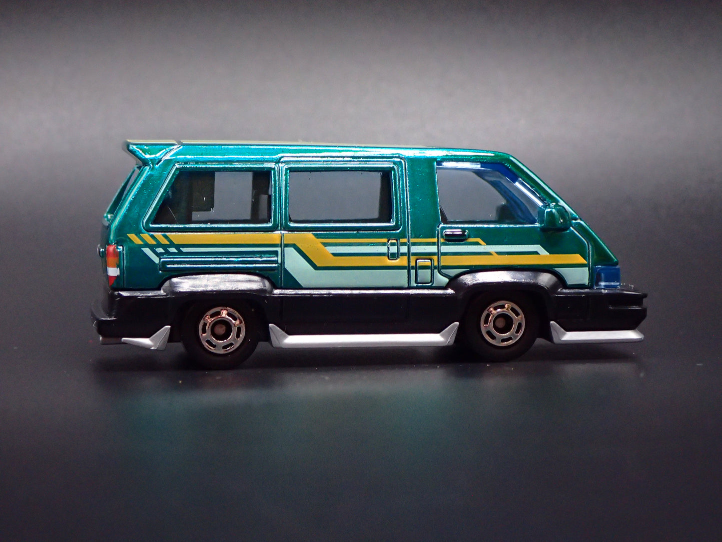 1985-1991 TOYOTA VAN GREEN 1/64 SCALE COLLECTIBLE DIORAMA DIECAST MODEL CAR