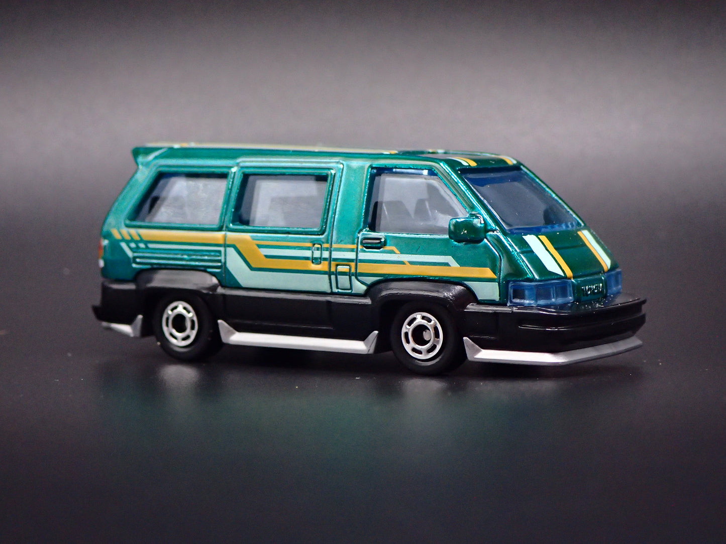 1985-1991 TOYOTA VAN GREEN 1/64 SCALE COLLECTIBLE DIORAMA DIECAST MODEL CAR