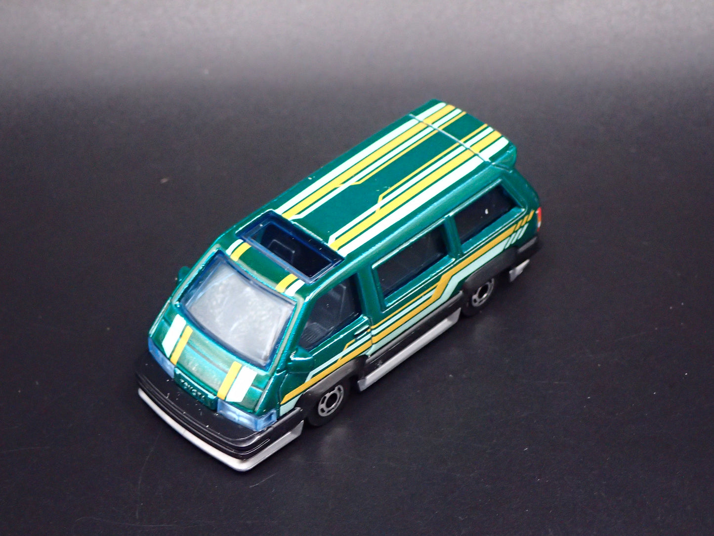 1985-1991 TOYOTA VAN GREEN 1/64 SCALE COLLECTIBLE DIORAMA DIECAST MODEL CAR