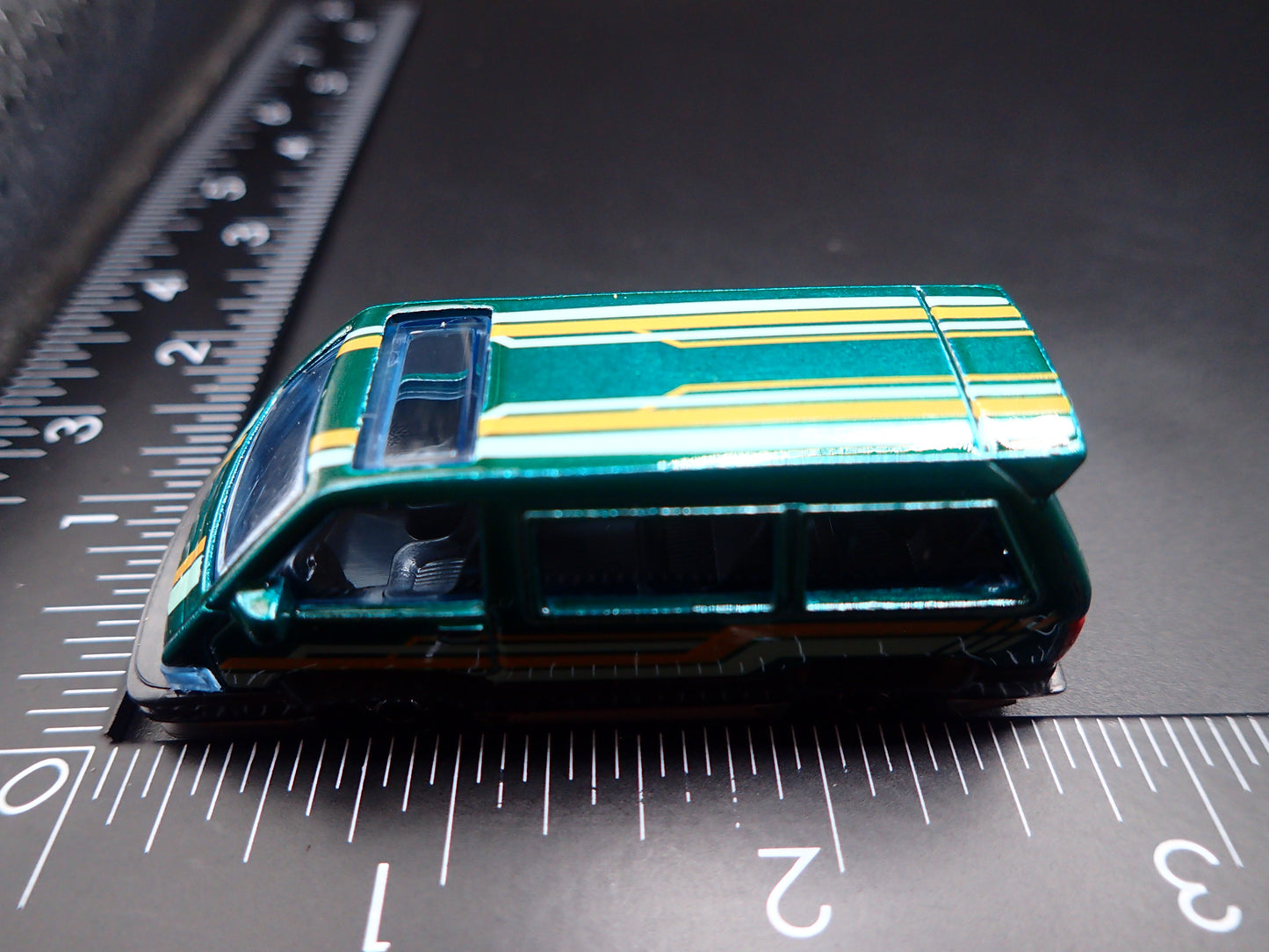 1985-1991 TOYOTA VAN GREEN 1/64 SCALE COLLECTIBLE DIORAMA DIECAST MODEL CAR