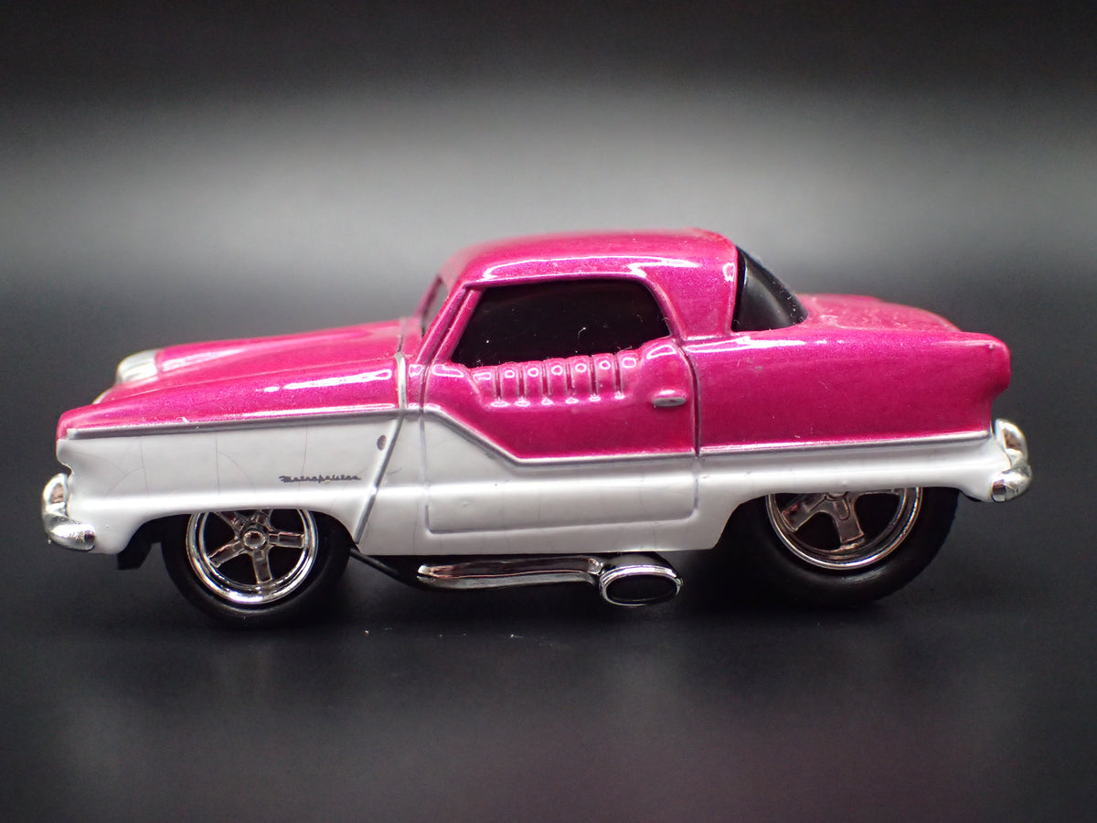 1954 54 AMC NASH METROPOLITAN PINK 1:64 SCALE COLLECTIBLE DIORAMA DIECAST MODEL CAR