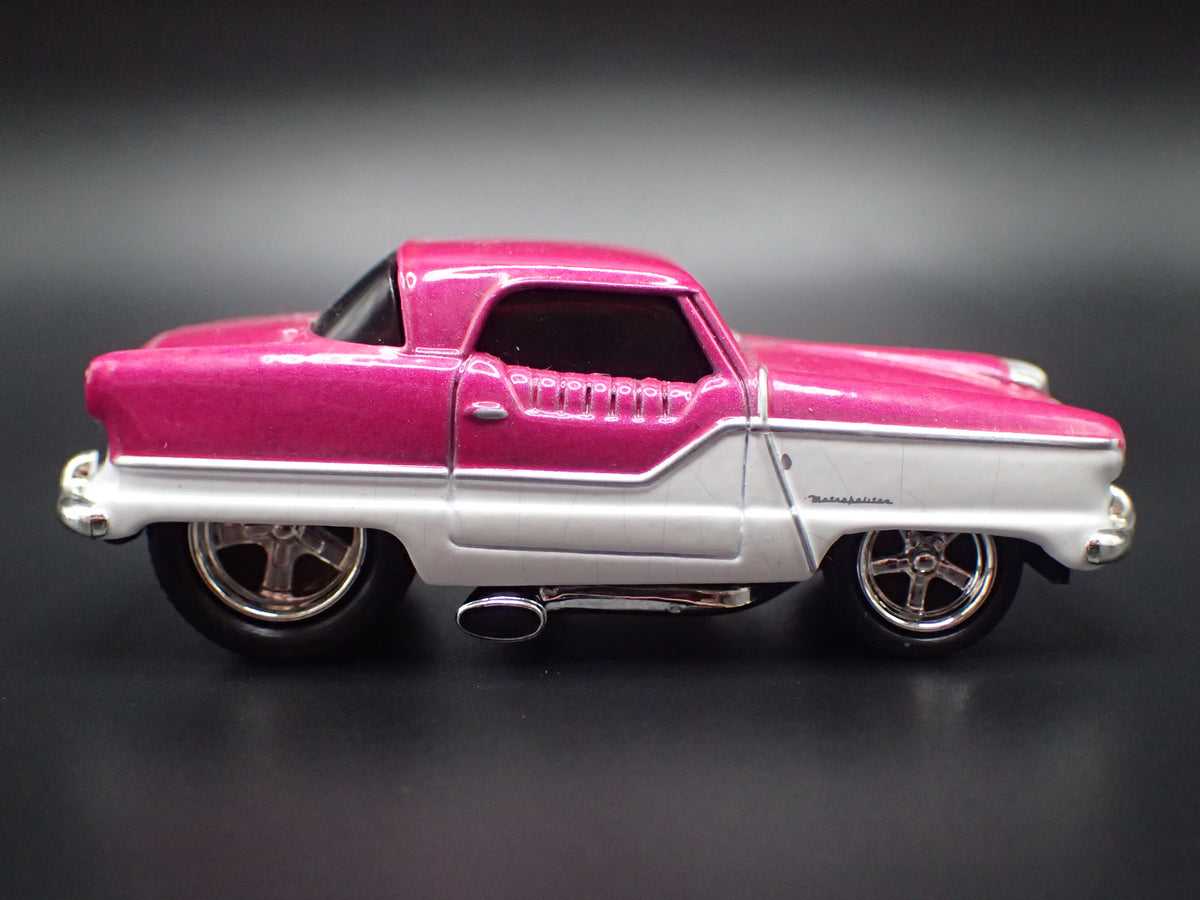 1954 54 AMC NASH METROPOLITAN PINK 1:64 SCALE COLLECTIBLE DIORAMA DIECAST MODEL CAR
