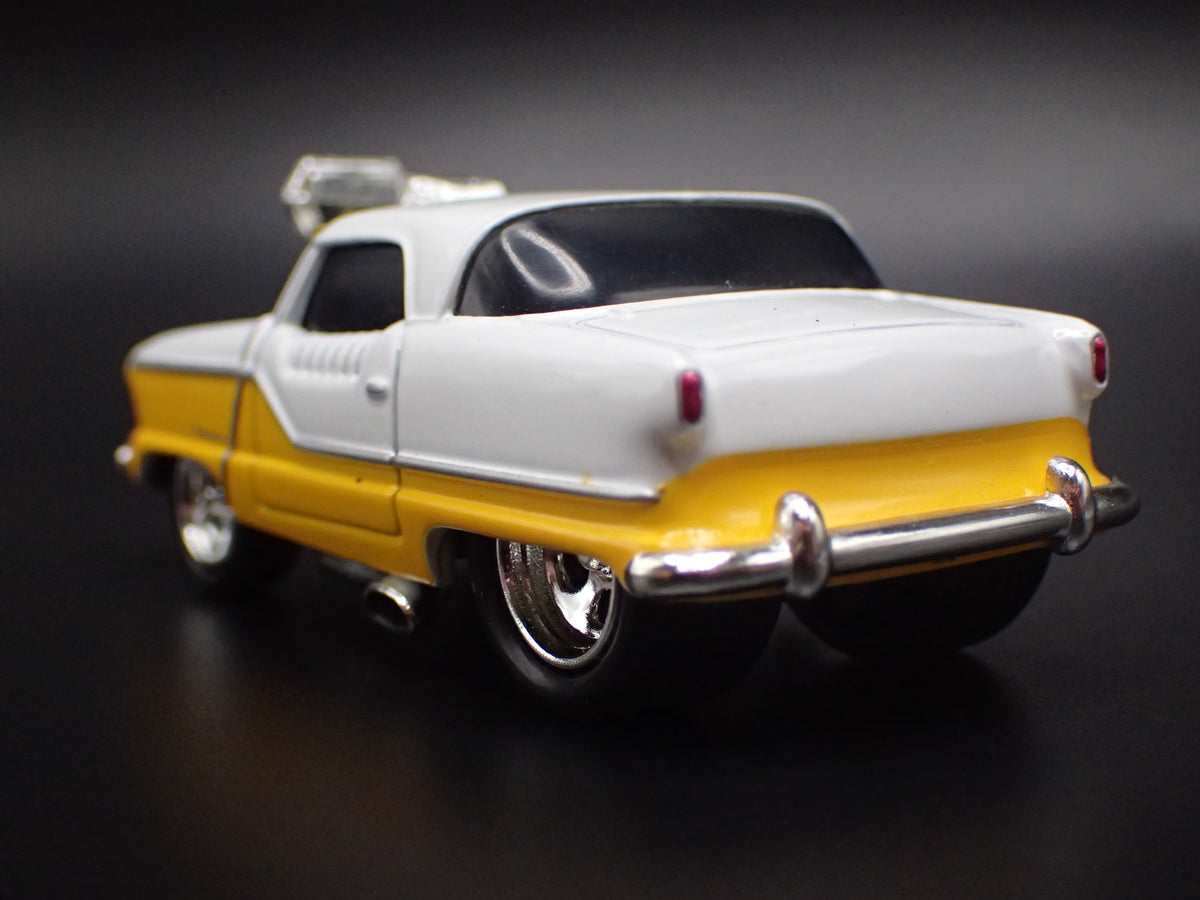 1954 54 AMC NASH METROPOLITAN WHITE 1:64 SCALE COLLECTIBLE DIORAMA DIECAST MODEL CAR