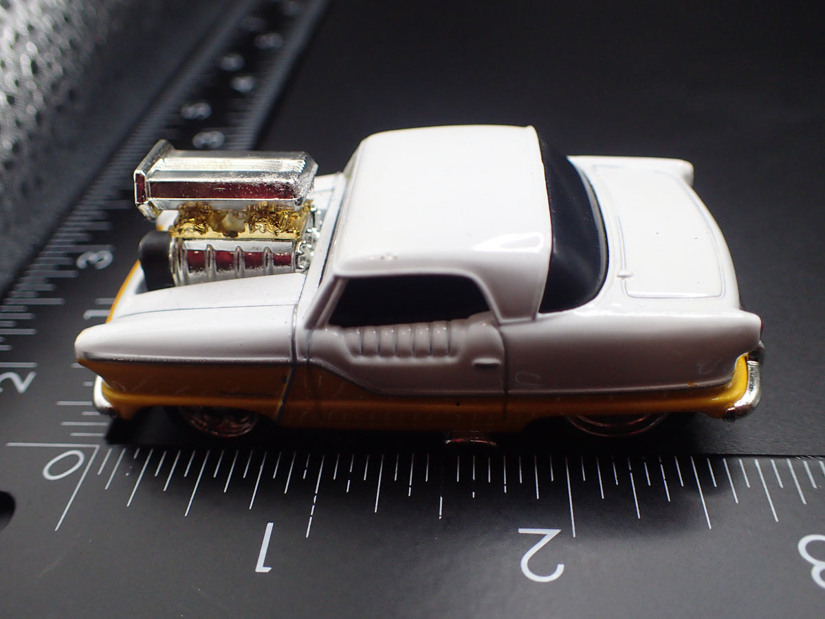 1954 54 AMC NASH METROPOLITAN WHITE 1:64 SCALE COLLECTIBLE DIORAMA DIECAST MODEL CAR