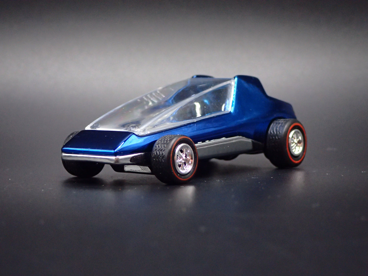 TOPPER COMMUTER CUSTOMS 1:64 SCALE COLLECTIBLE DIORAMA DIECAST MODEL CAR