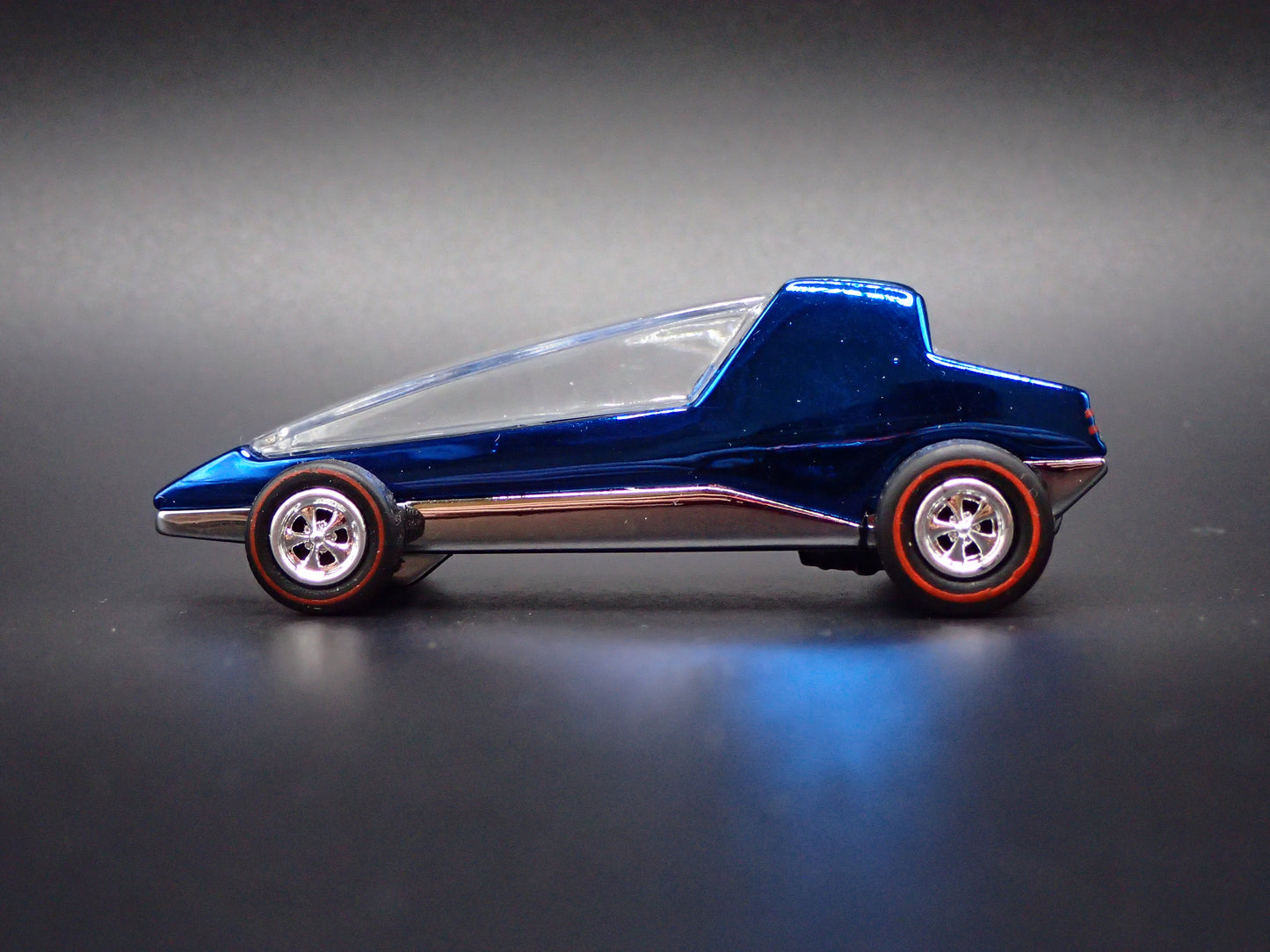 TOPPER COMMUTER CUSTOMS 1:64 SCALE COLLECTIBLE DIORAMA DIECAST MODEL CAR