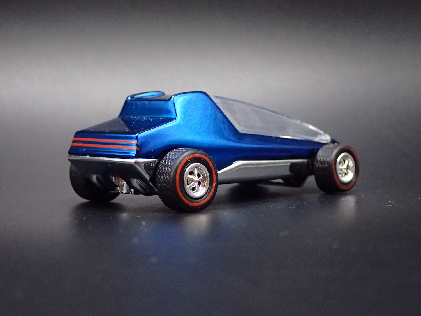 TOPPER COMMUTER CUSTOMS 1:64 SCALE COLLECTIBLE DIORAMA DIECAST MODEL CAR