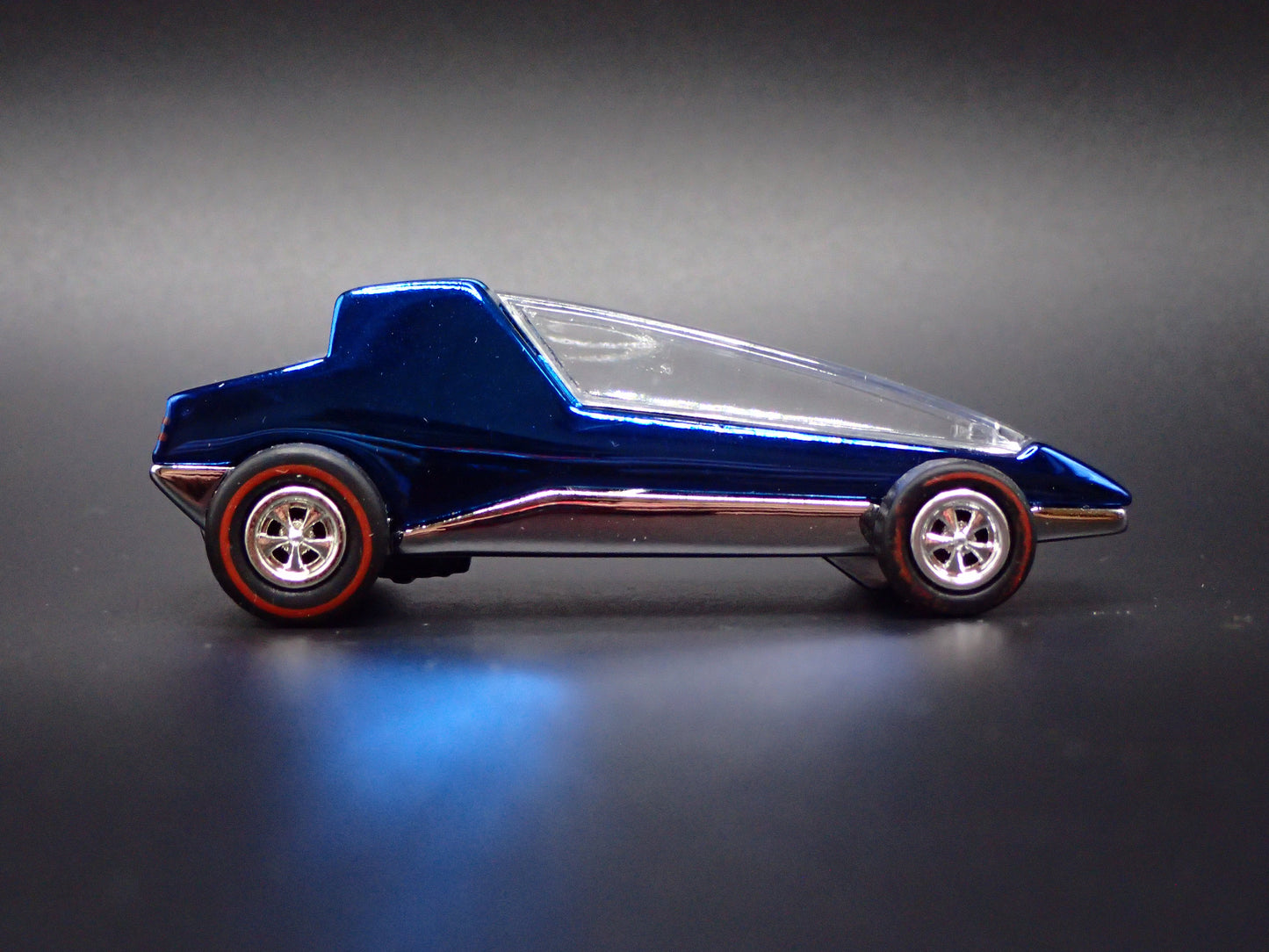 TOPPER COMMUTER CUSTOMS 1:64 SCALE COLLECTIBLE DIORAMA DIECAST MODEL CAR