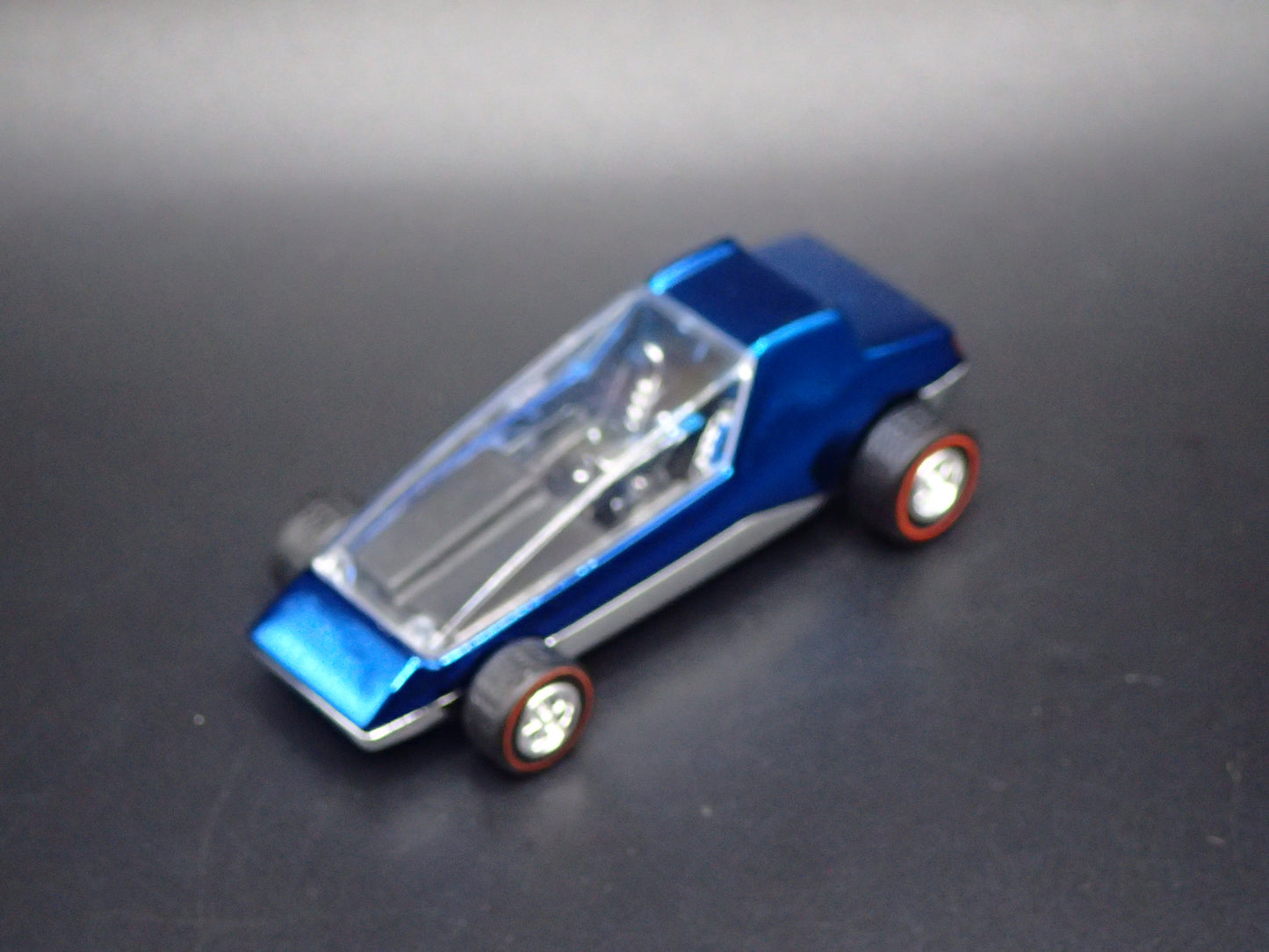TOPPER COMMUTER CUSTOMS 1:64 SCALE COLLECTIBLE DIORAMA DIECAST MODEL CAR