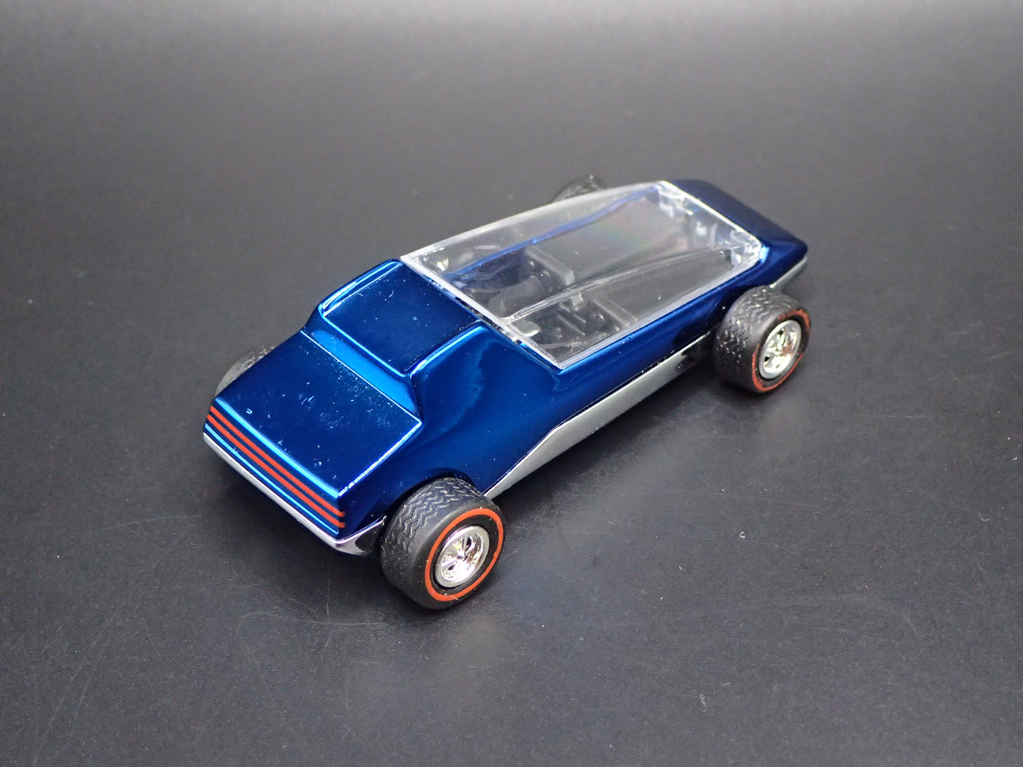 TOPPER COMMUTER CUSTOMS 1:64 SCALE COLLECTIBLE DIORAMA DIECAST MODEL CAR