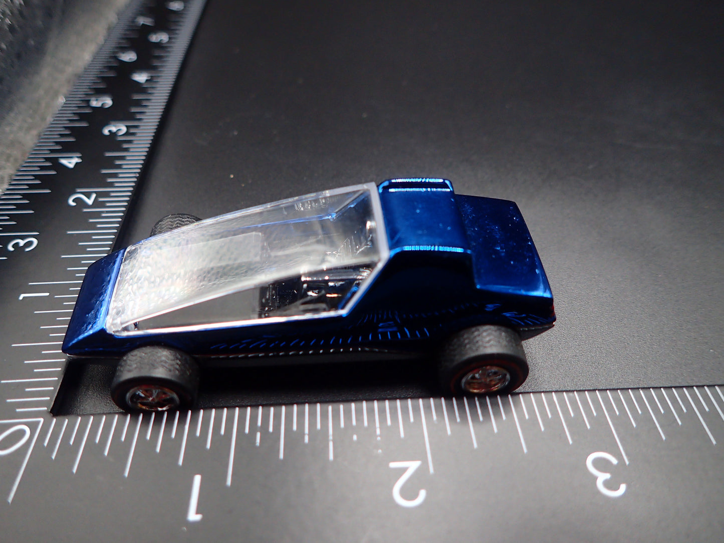 TOPPER COMMUTER CUSTOMS 1:64 SCALE COLLECTIBLE DIORAMA DIECAST MODEL CAR
