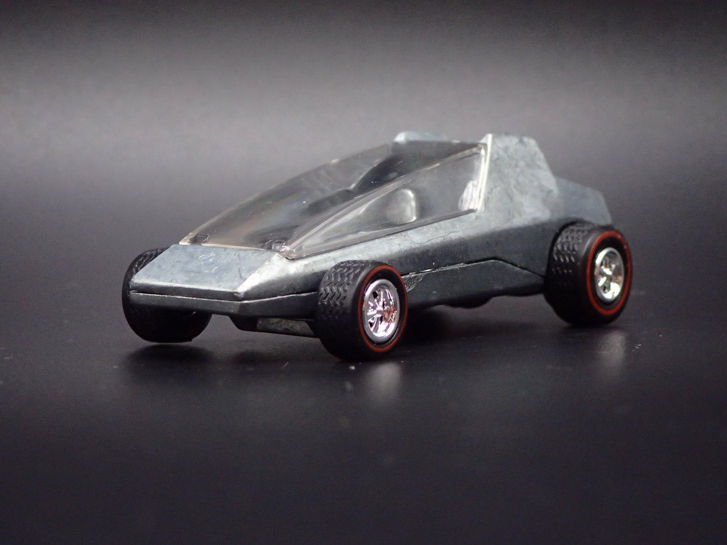 TOPPER COMMUTER CUSTOMS 1:64 SCALE COLLECTIBLE DIORAMA DIECAST MODEL CAR