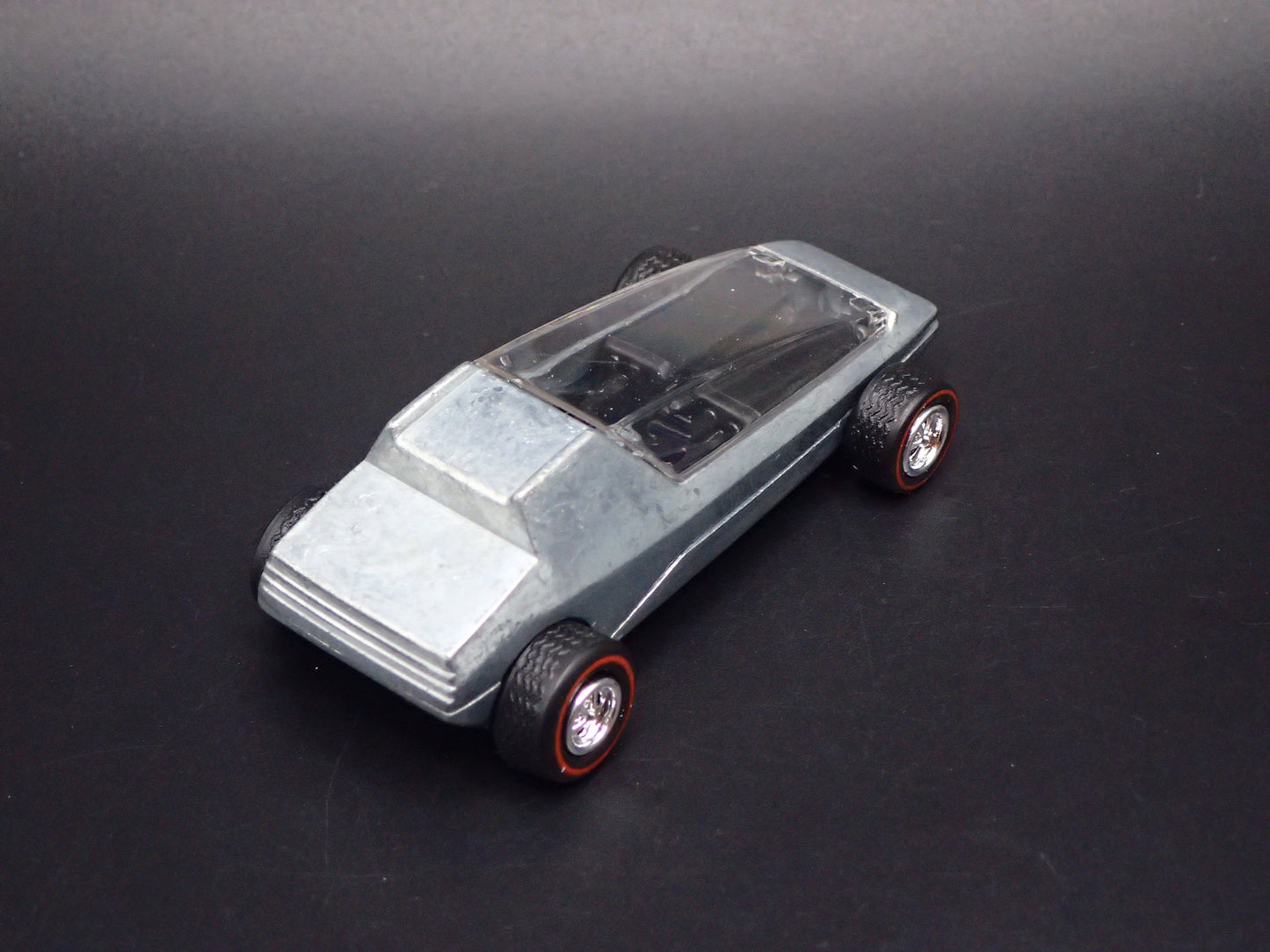 TOPPER COMMUTER CUSTOMS 1:64 SCALE COLLECTIBLE DIORAMA DIECAST MODEL CAR
