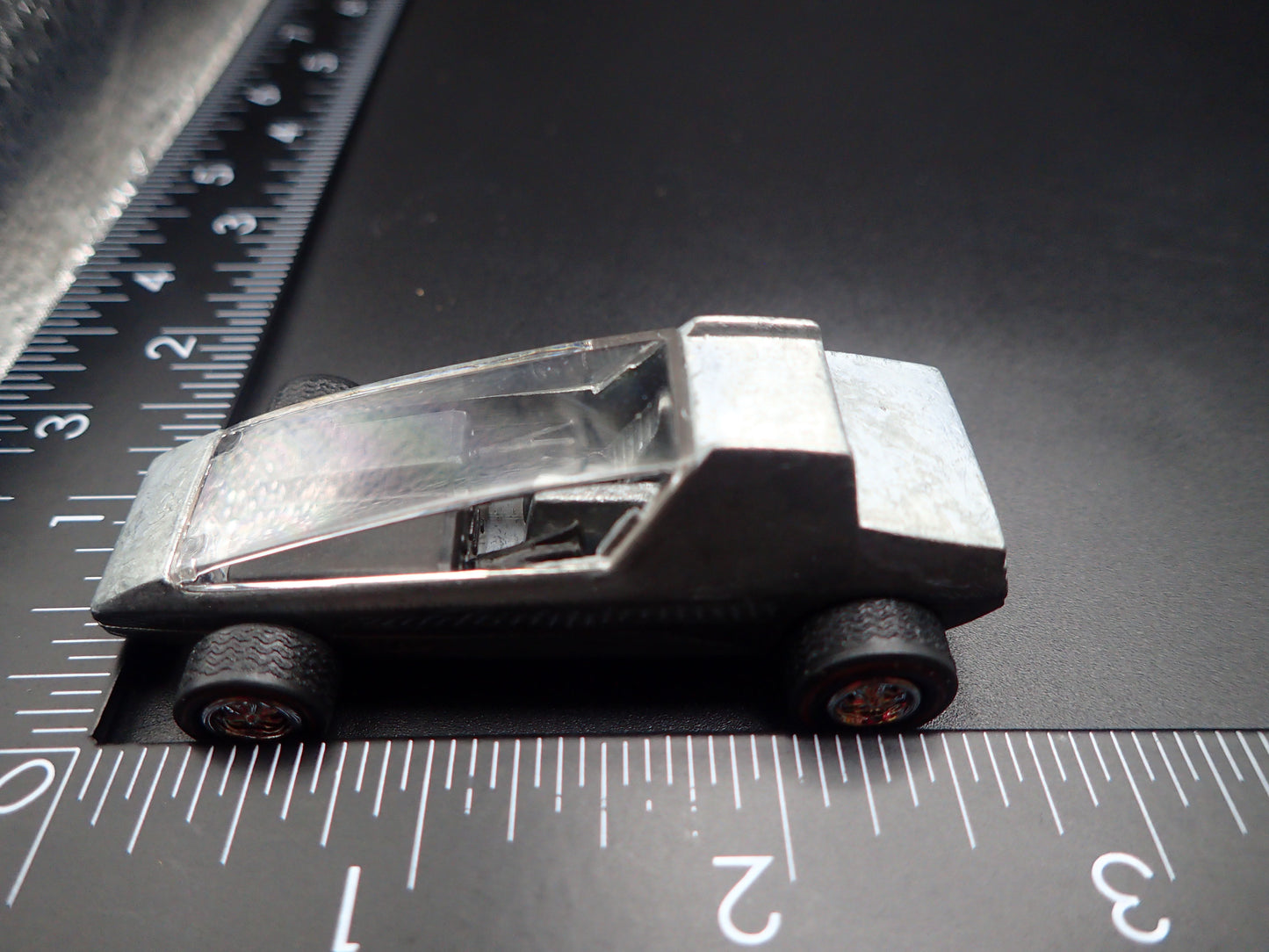TOPPER COMMUTER CUSTOMS 1:64 SCALE COLLECTIBLE DIORAMA DIECAST MODEL CAR