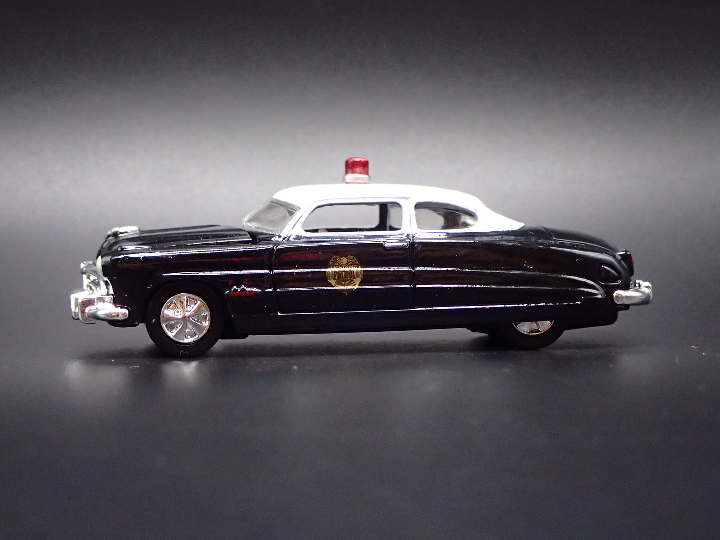 1951 51 HUDSON HORNET POLICE 1:64 SCALE COLLECTIBLE DIORAMA DIECAST MODEL CAR