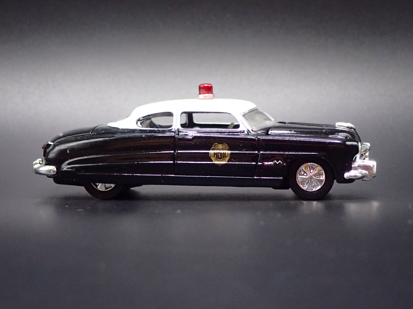 1951 51 HUDSON HORNET POLICE 1:64 SCALE COLLECTIBLE DIORAMA DIECAST MODEL CAR