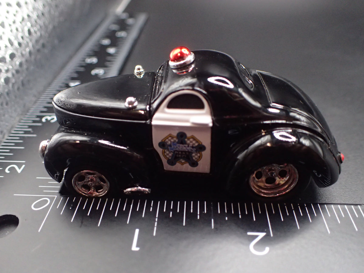 1941 41 WILLYS COUPE POLICE 1:64 SCALE DIORAMA DIECAST MODEL CAR