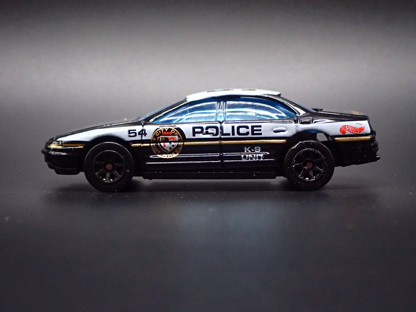 1995-1999 OLDS OLDSMOBILE AURORA POLICE 1:64 COLLECTIBLE DIORAMA DIECAST MODEL CAR