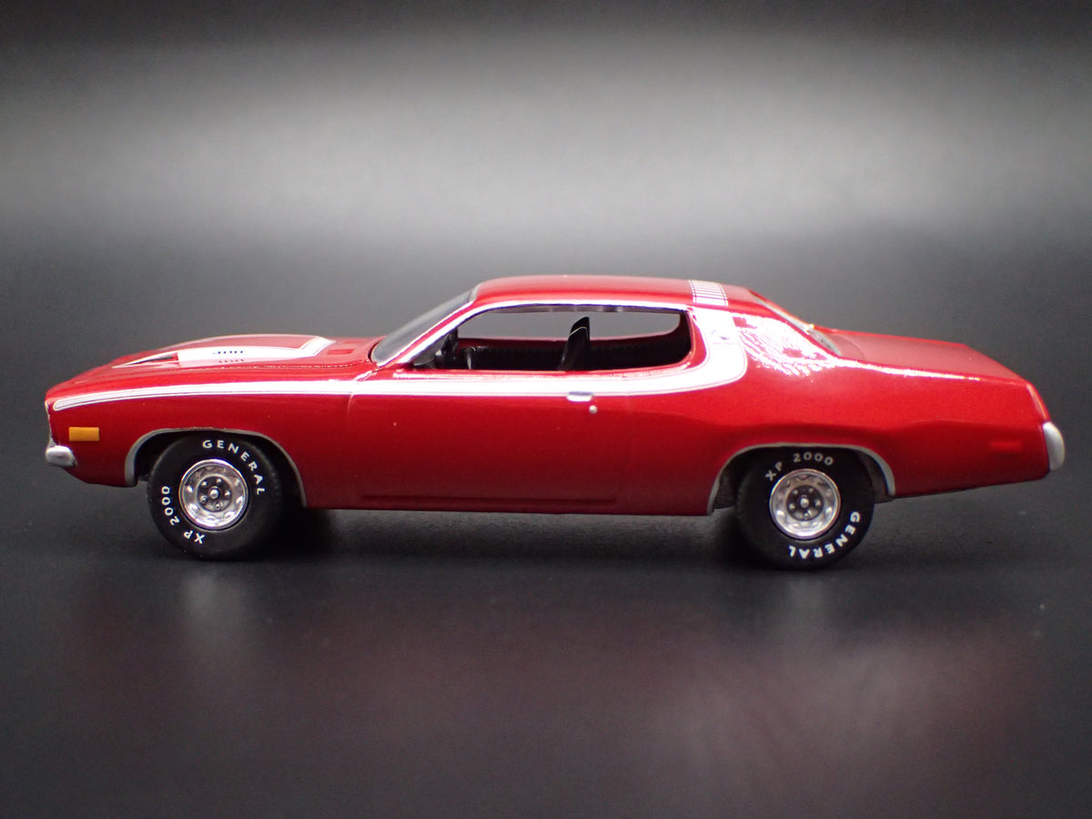 1973 73 PLYMOUTH ROAD RUNNER 1/64 SCALE COLLECTIBLE DIORAMA DIECAST MODEL CAR