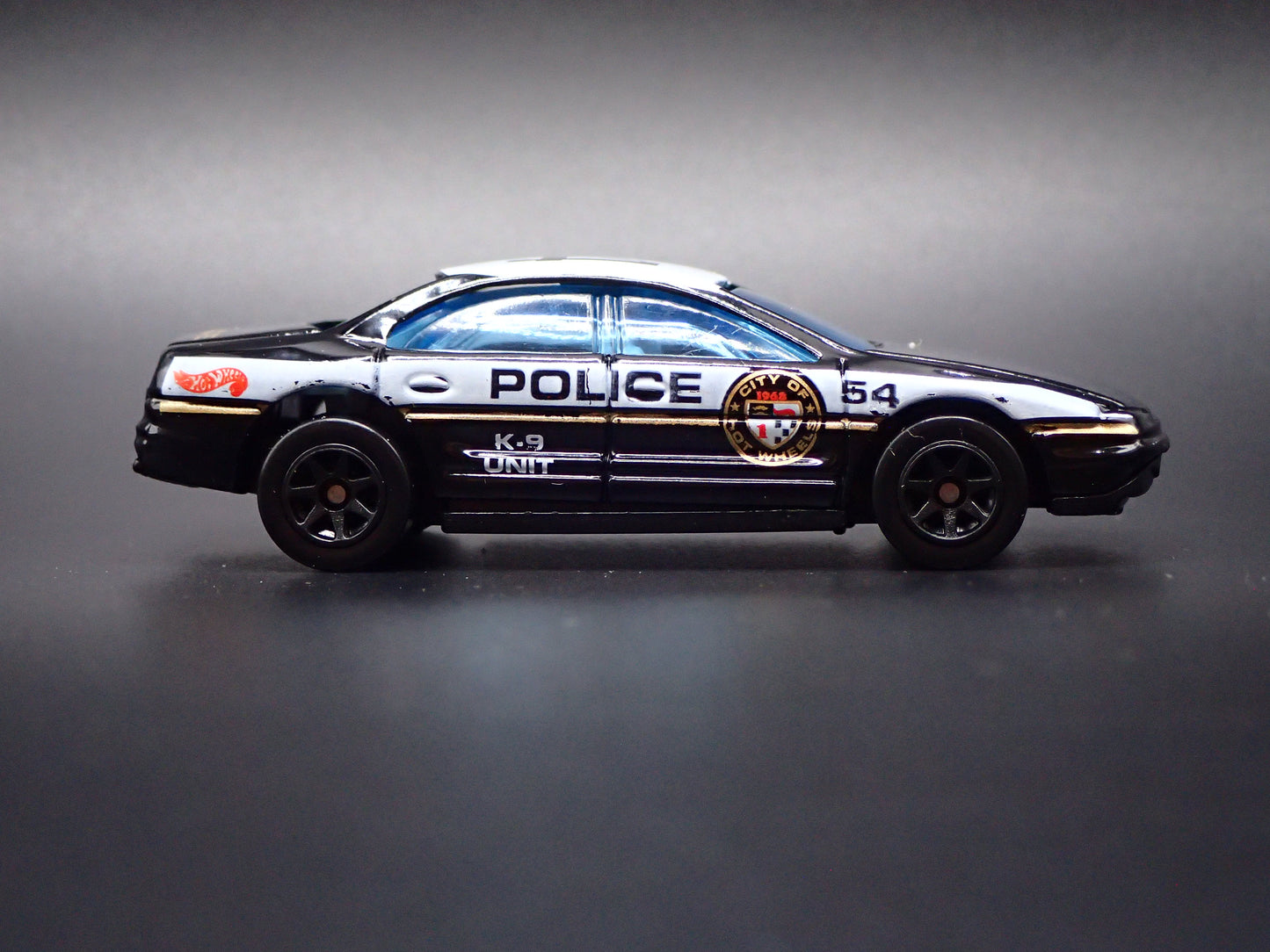 1995-1999 OLDS OLDSMOBILE AURORA POLICE 1:64 COLLECTIBLE DIORAMA DIECAST MODEL CAR