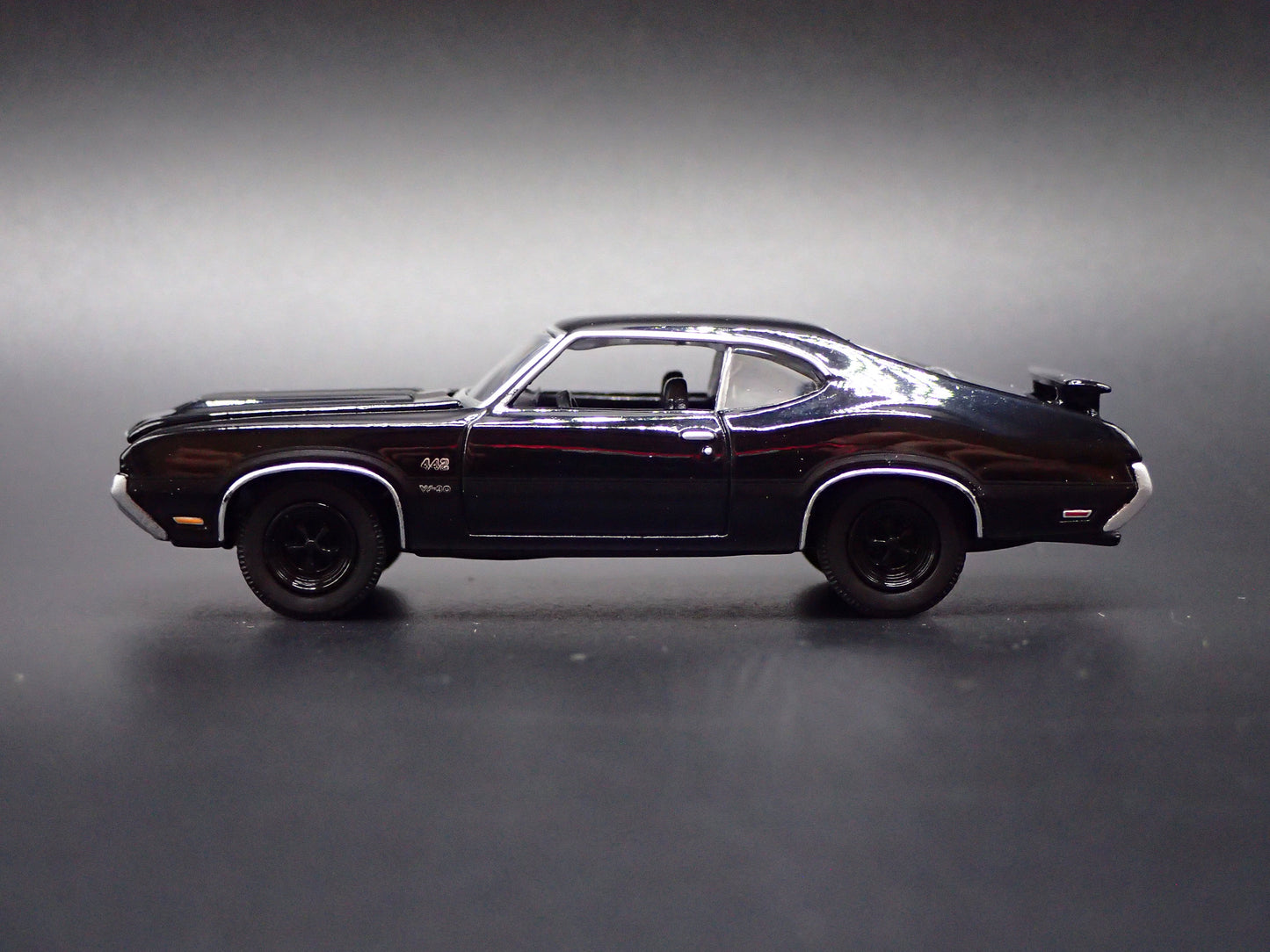 1970 70 OLDS OLDSMOBILE 442 BLACK 1:64 SCALE DIORAMA DIECAST MODEL CAR