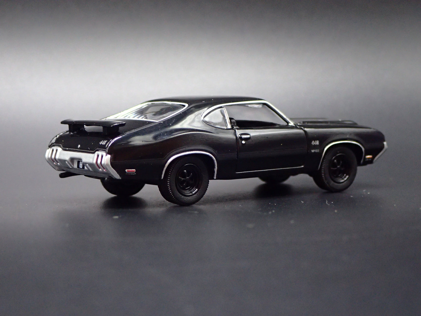 1970 70 OLDS OLDSMOBILE 442 BLACK 1:64 SCALE DIORAMA DIECAST MODEL CAR