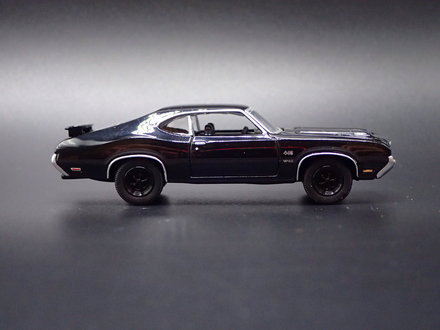 1970 70 OLDS OLDSMOBILE 442 BLACK 1:64 SCALE DIORAMA DIECAST MODEL CAR