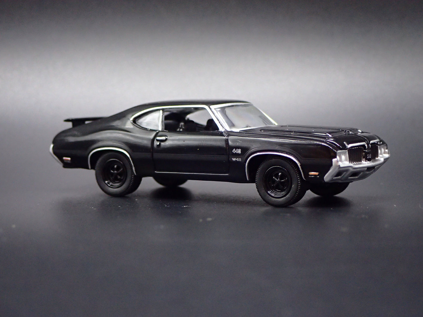 1970 70 OLDS OLDSMOBILE 442 BLACK 1:64 SCALE DIORAMA DIECAST MODEL CAR