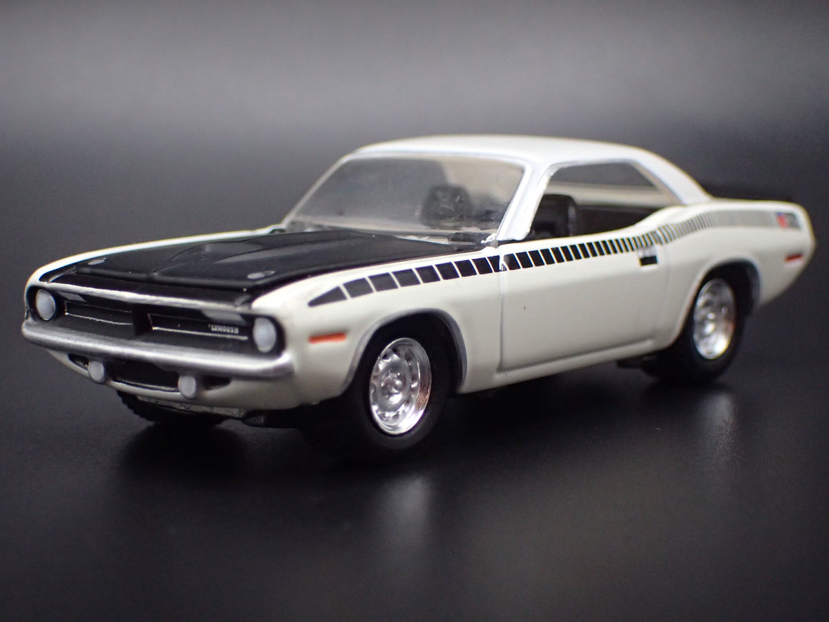 1970 70 PLYMOUTH AAR CUDA WHITE 1:64 SCALE COLLECTIBLE DIORAMA DIECAST MODEL CAR