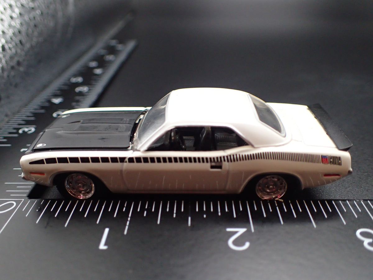 1970 70 PLYMOUTH AAR CUDA WHITE 1:64 SCALE COLLECTIBLE DIORAMA DIECAST MODEL CAR