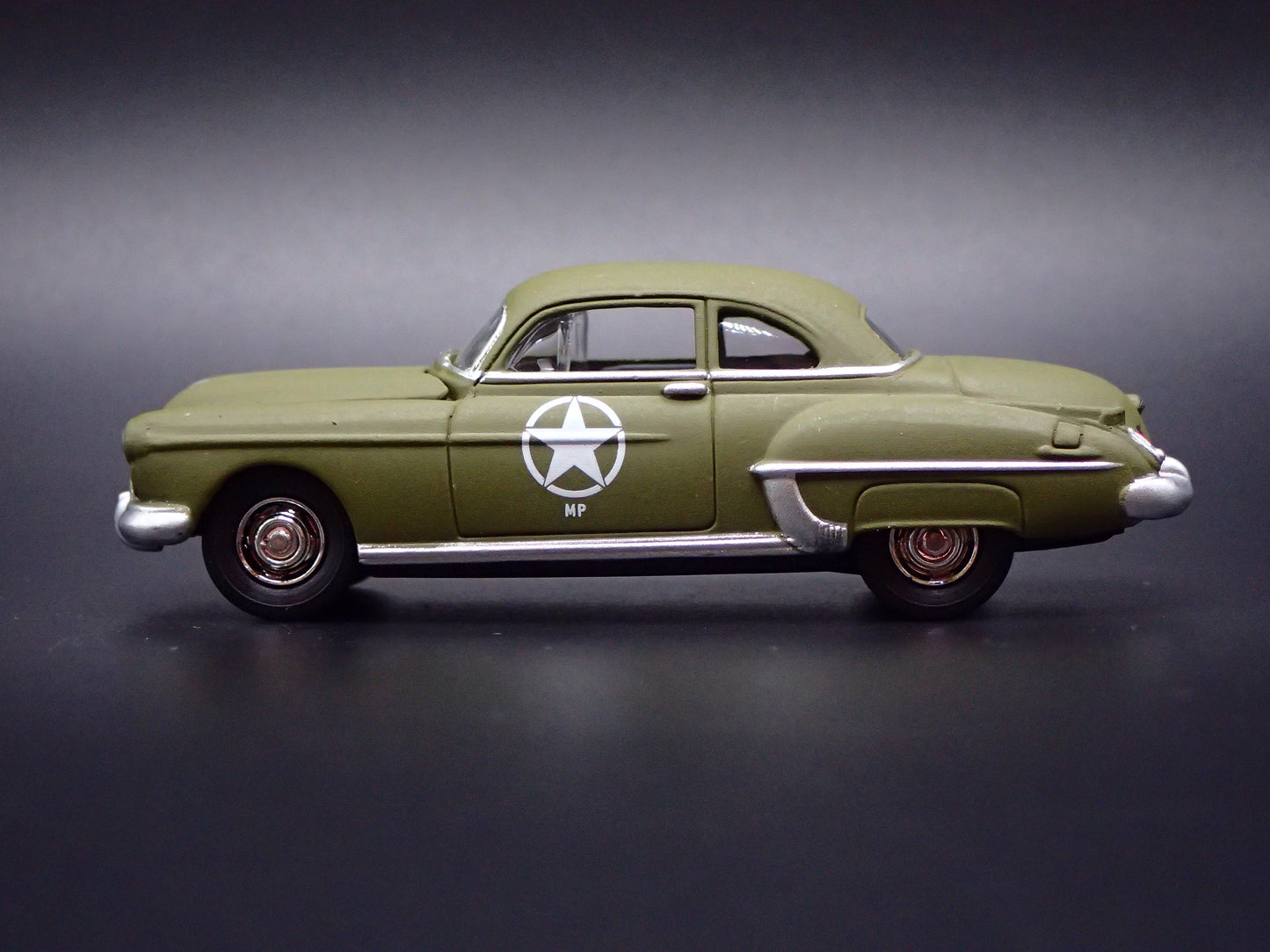 1950 50 OLDS OLDSMOBILE ROCKET 88 GREEN 1/64 SCALE DIORAMA DIECAST MODEL CAR