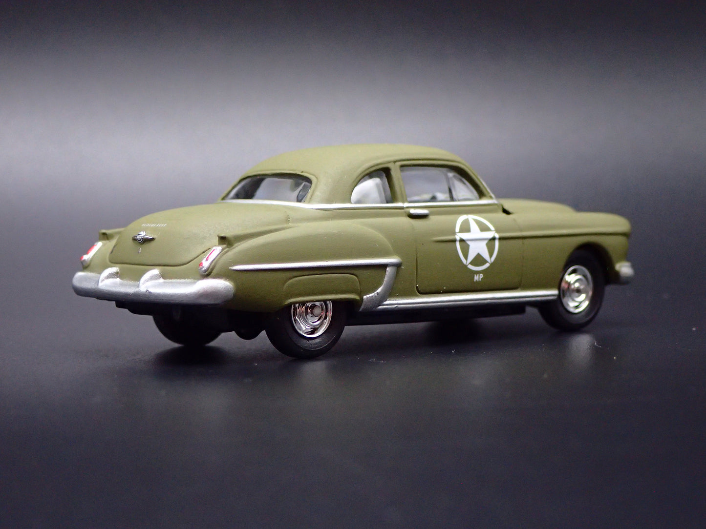 1950 50 OLDS OLDSMOBILE ROCKET 88 GREEN 1/64 SCALE DIORAMA DIECAST MODEL CAR