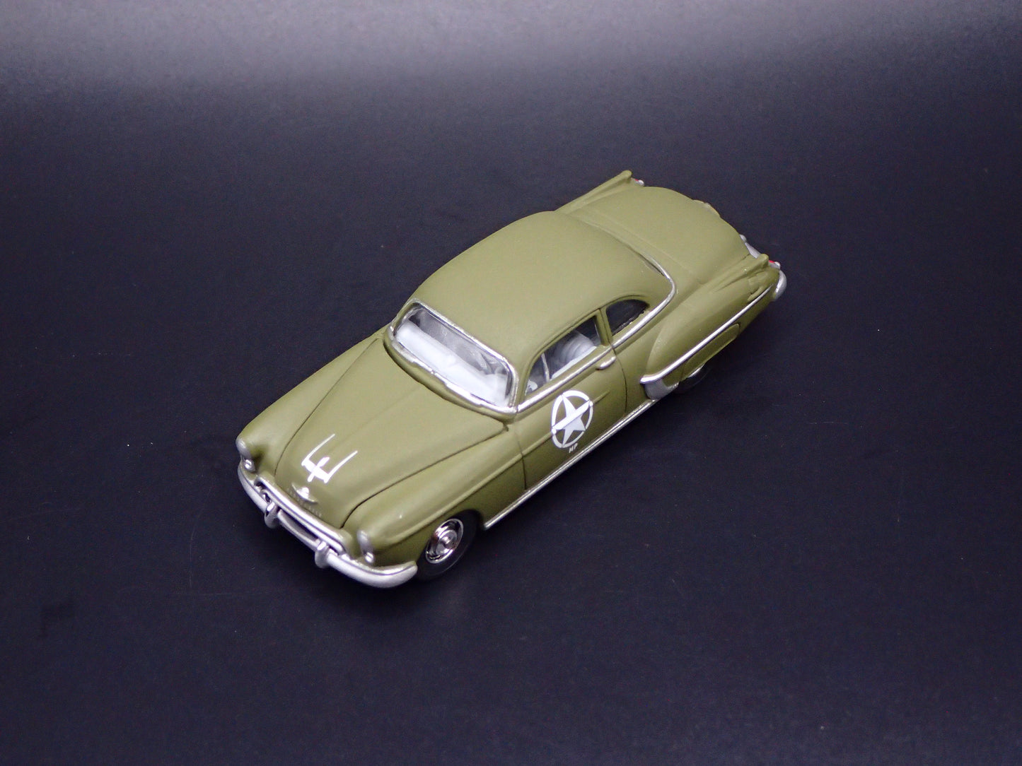 1950 50 OLDS OLDSMOBILE ROCKET 88 GREEN 1/64 SCALE DIORAMA DIECAST MODEL CAR