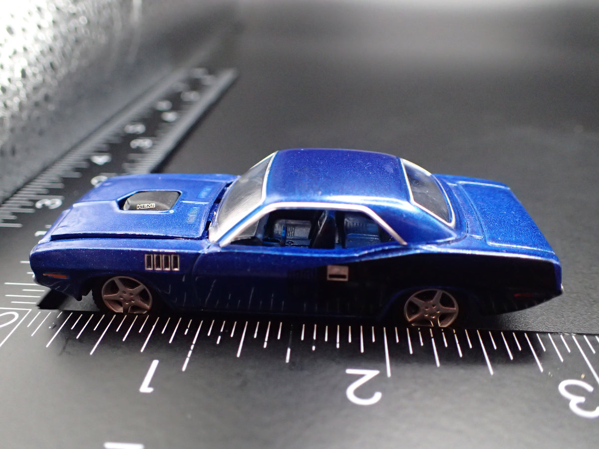 1971 71 PLYMOUTH HEMI CUDA BLUE 1:64 SCALE DIORAMA DIECAST MODEL CAR