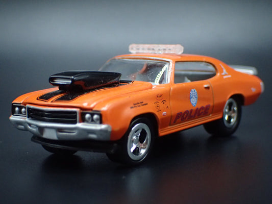 1971 71 BUICK GS POLICE 1:64 SCALE COLLECTIBLE DIORAMA DIECAST MODEL CAR