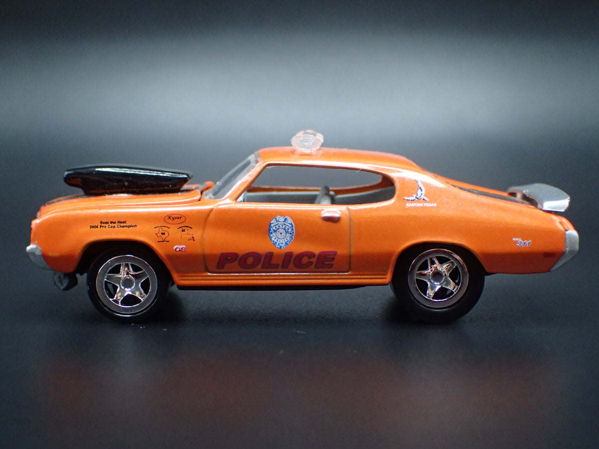 1971 71 BUICK GS POLICE 1:64 SCALE COLLECTIBLE DIORAMA DIECAST MODEL CAR