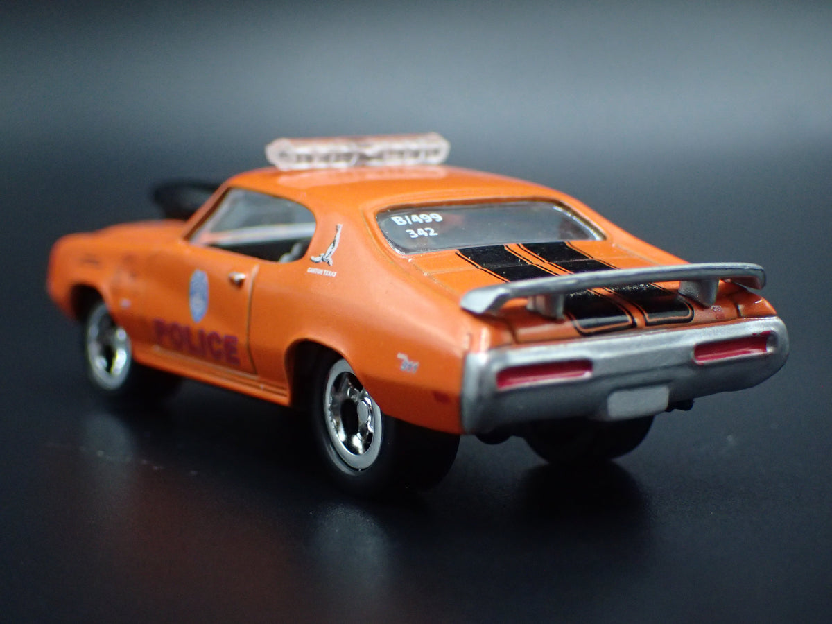 1971 71 BUICK GS POLICE 1:64 SCALE COLLECTIBLE DIORAMA DIECAST MODEL CAR