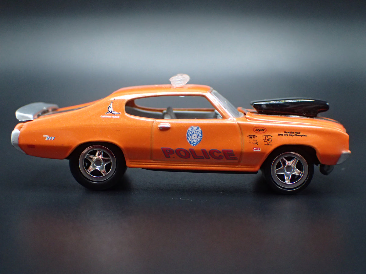 1971 71 BUICK GS POLICE 1:64 SCALE COLLECTIBLE DIORAMA DIECAST MODEL CAR