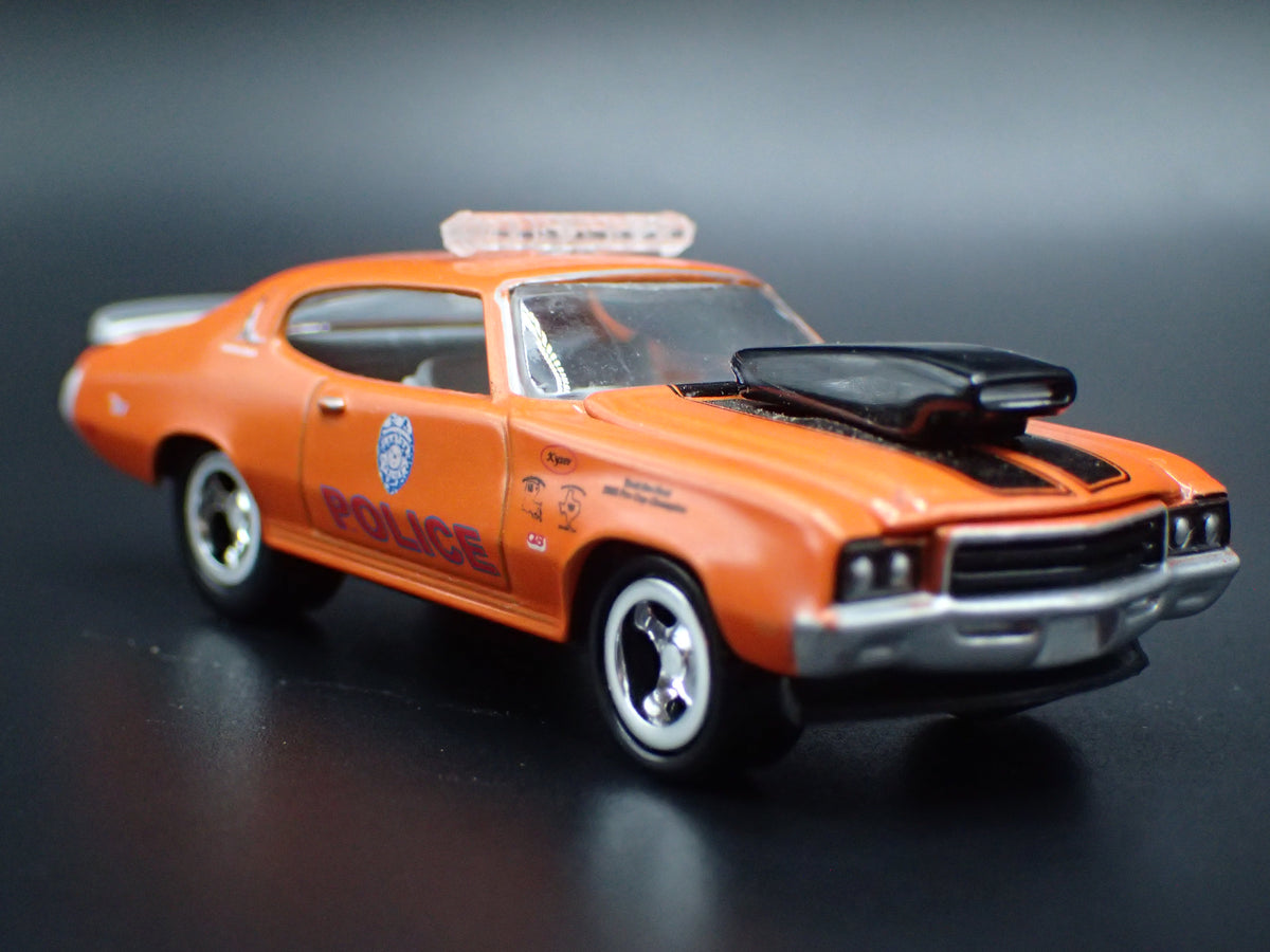 1971 71 BUICK GS POLICE 1:64 SCALE COLLECTIBLE DIORAMA DIECAST MODEL CAR