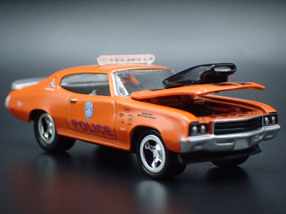 1971 71 BUICK GS POLICE 1:64 SCALE COLLECTIBLE DIORAMA DIECAST MODEL CAR