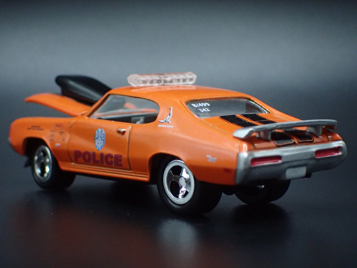 1971 71 BUICK GS POLICE 1:64 SCALE COLLECTIBLE DIORAMA DIECAST MODEL CAR